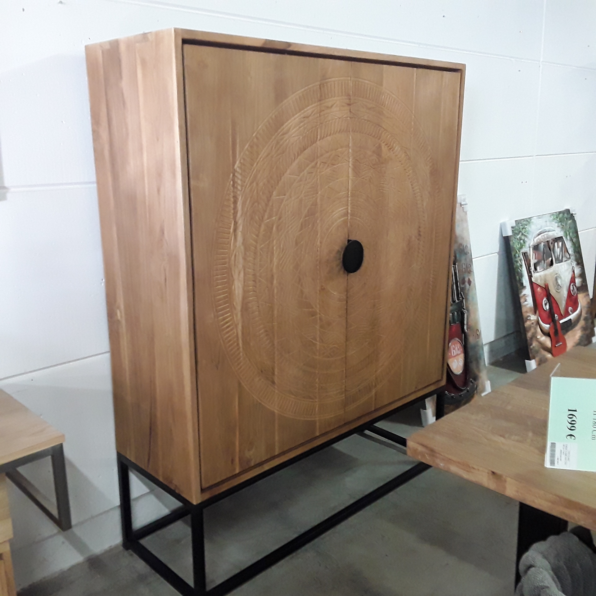 <p>Cabinet sculpté main Teck<br />140 Cm 31203<br />1 699,00 € T.T.C<br /><a href="/Article/4508?type=neuf" style="color:white;" target="_blank">Lien vers l&#39;article</a></p>