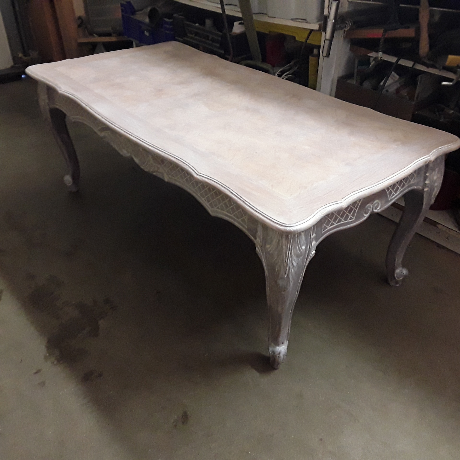 <p>Table basse style Louis XV<br />blanchie et patinée<br />48,00 € T.T.C<br /><a href="/Article/122616?type=depose" style="color:white;" target="_blank">Lien vers l&#39;article</a></p>