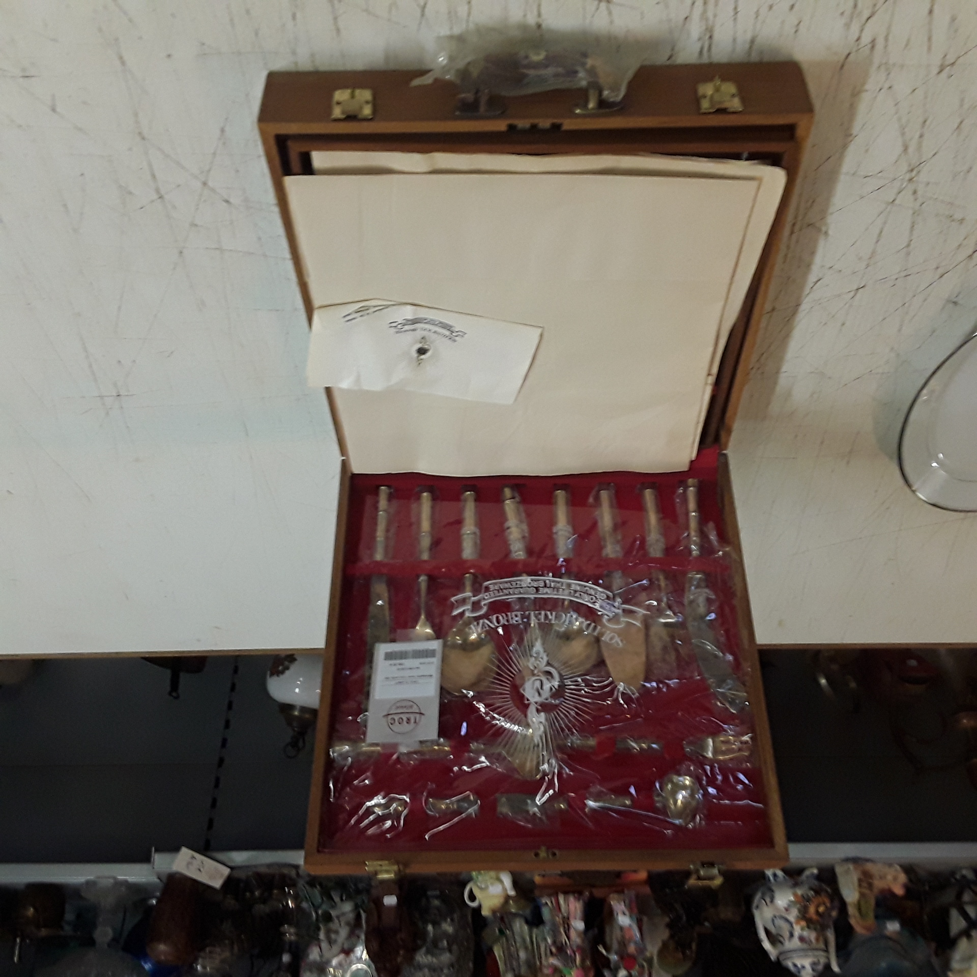 <p>Ménagère avec couverts dorés<br />100,00 € T.T.C<br /><a href="/Article/123072?type=depose" style="color:white;" target="_blank">Lien vers l'article</a></p>