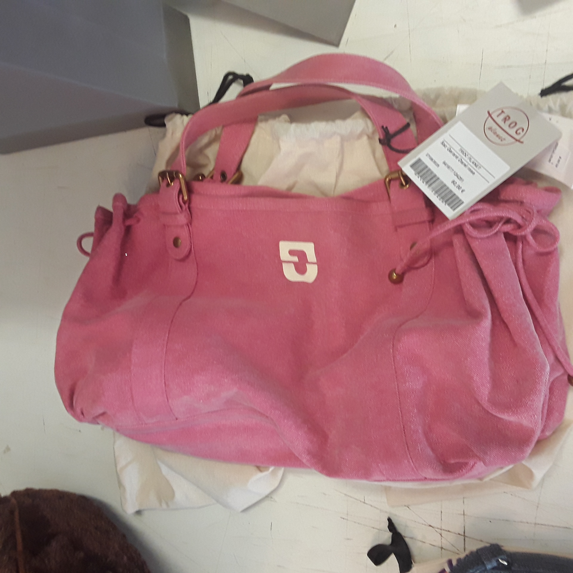 <p>Sac Gerard Darel rose<br />60,00 € T.T.C<br /><a href="/Article/124251?type=depose" style="color:white;" target="_blank">Lien vers l'article</a></p>