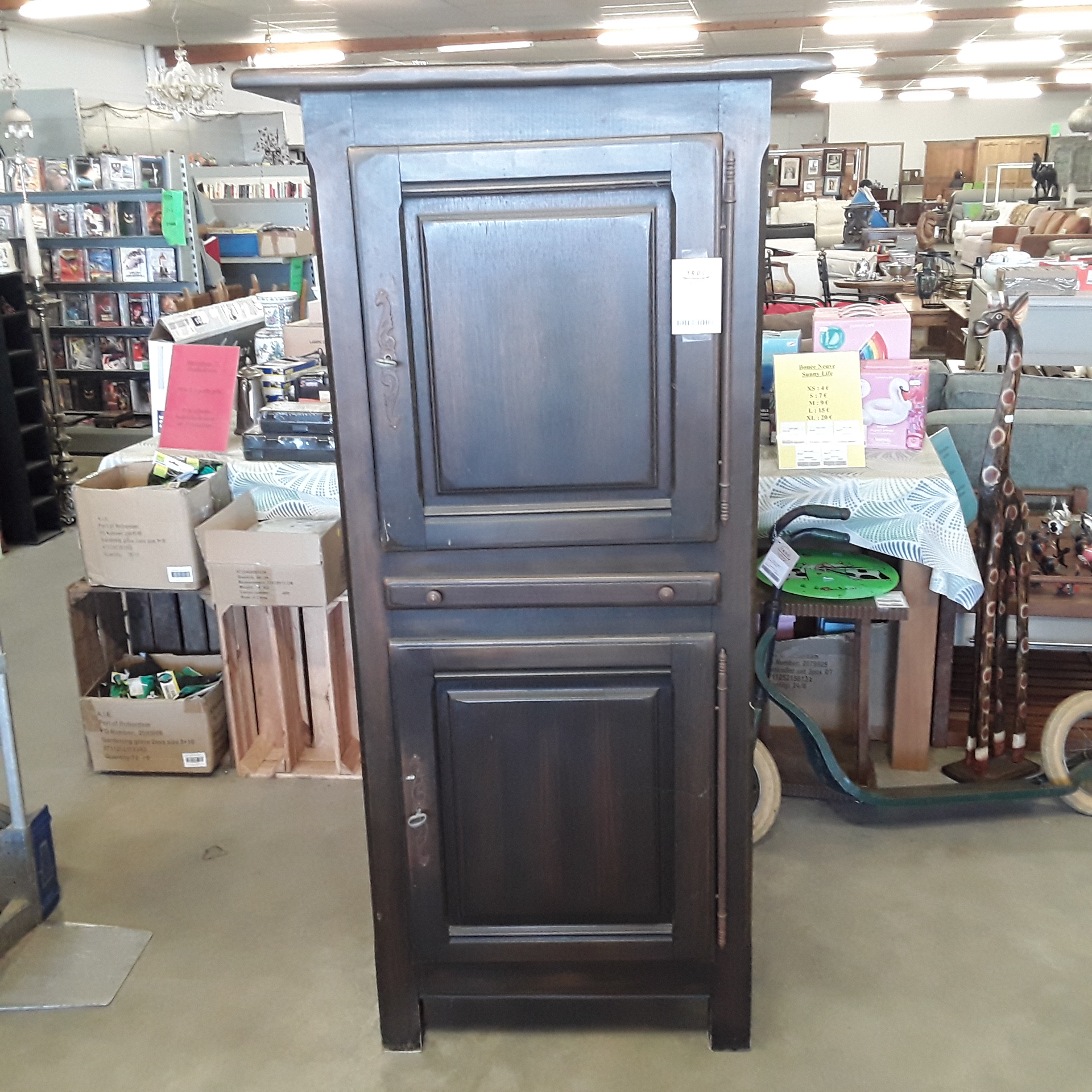 <p>Bonnetière<br />2 portes 1 tirette<br />80,00 € T.T.C<br /><a href="/Article/121333?type=depose" style="color:white;" target="_blank">Lien vers l&#39;article</a></p>
