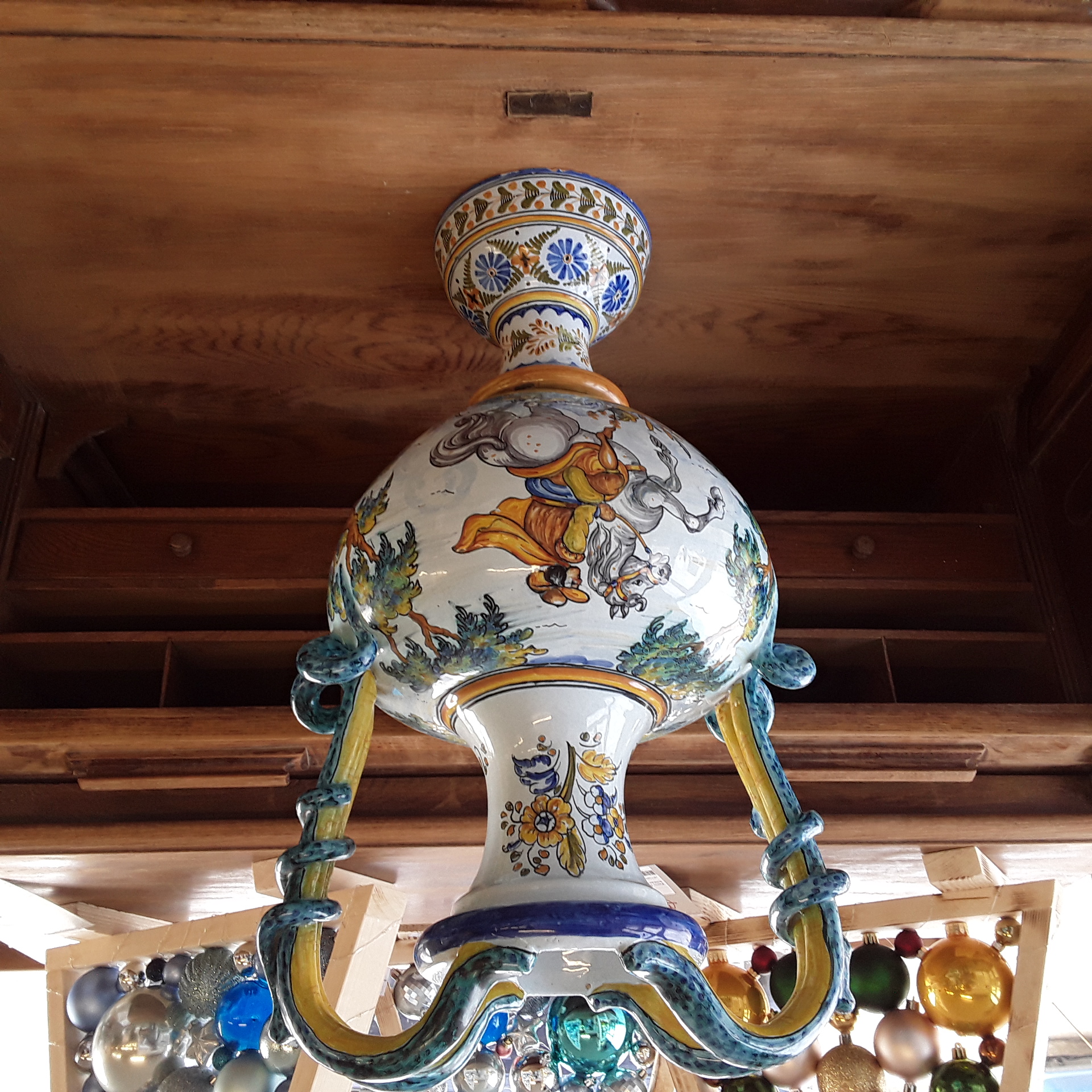 <p>Vase espagnol<br />35,00 € T.T.C<br /><a href="/Article/122911?type=depose" style="color:white;" target="_blank">Lien vers l'article</a></p>