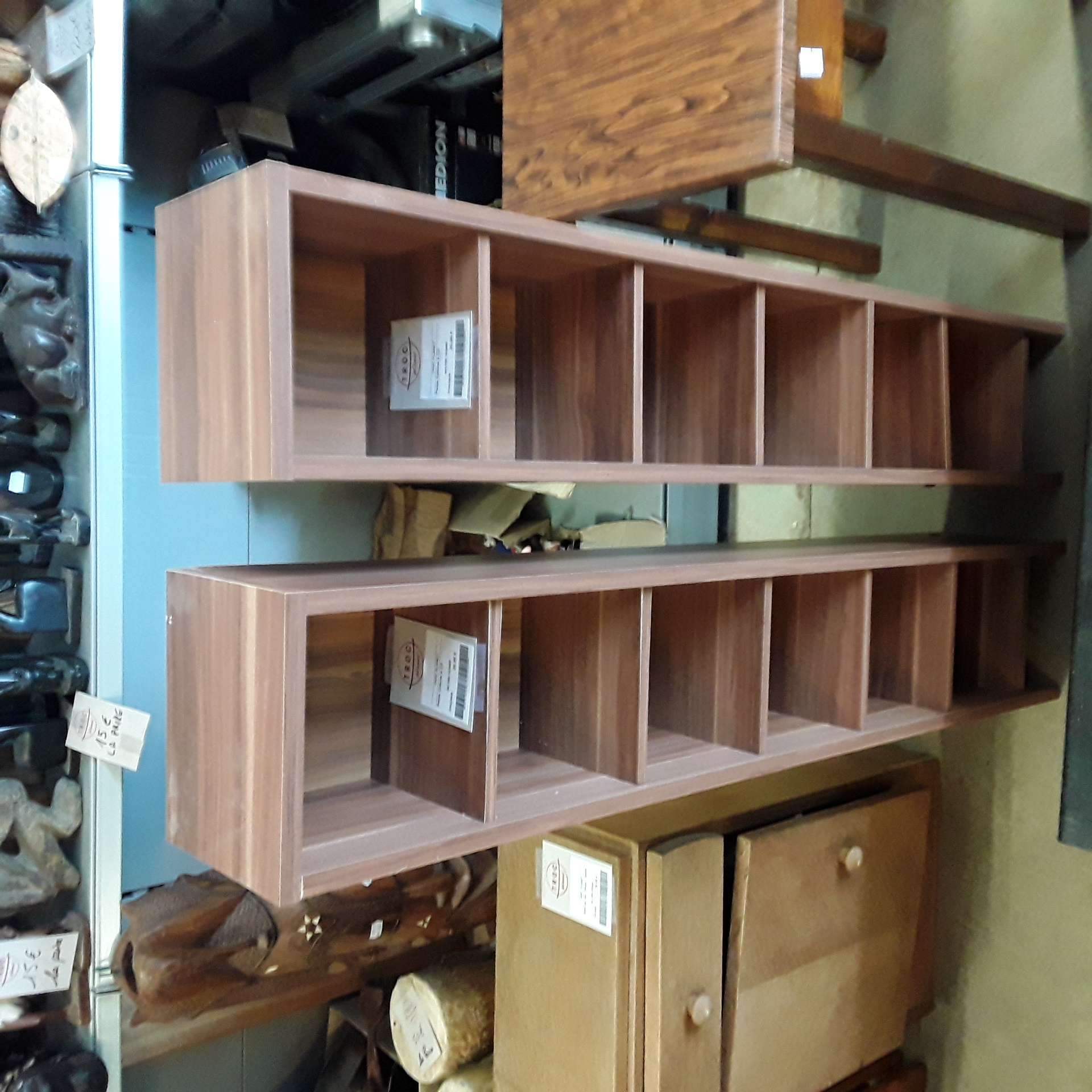 <p>Petite Colone à CD<br />20,00 € T.T.C<br /><a href="/Article/123466?type=depose" style="color:white;" target="_blank">Lien vers l'article</a></p>