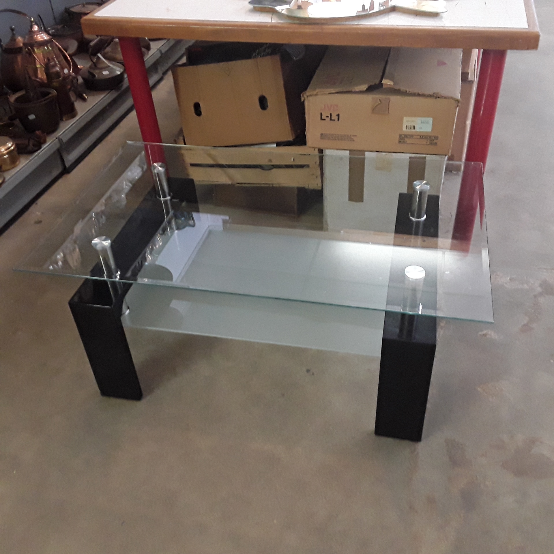 <p>Table basse vitrée<br />25,00 € T.T.C<br /><a href="/Article/122134?type=depose" style="color:white;" target="_blank">Lien vers l&#39;article</a></p>