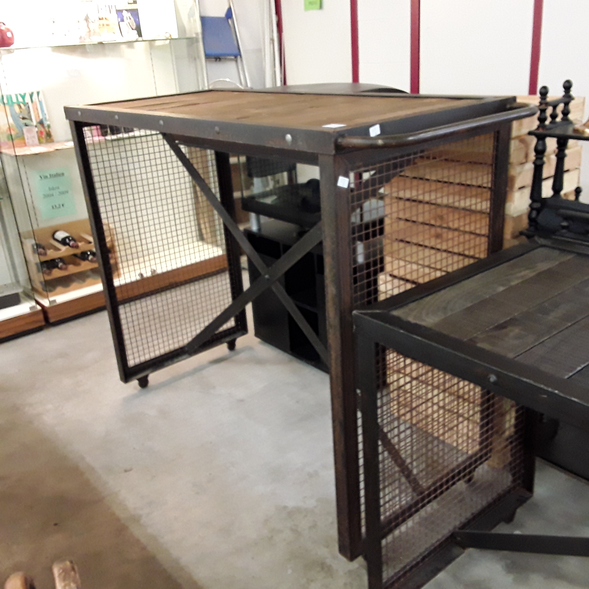 <p>Table haute bar fer forgé<br />L 175 x P 70 x H 125 Cm<br />120,00 € T.T.C<br /><a href="/Article/122994?type=depose" style="color:white;" target="_blank">Lien vers l'article</a></p>