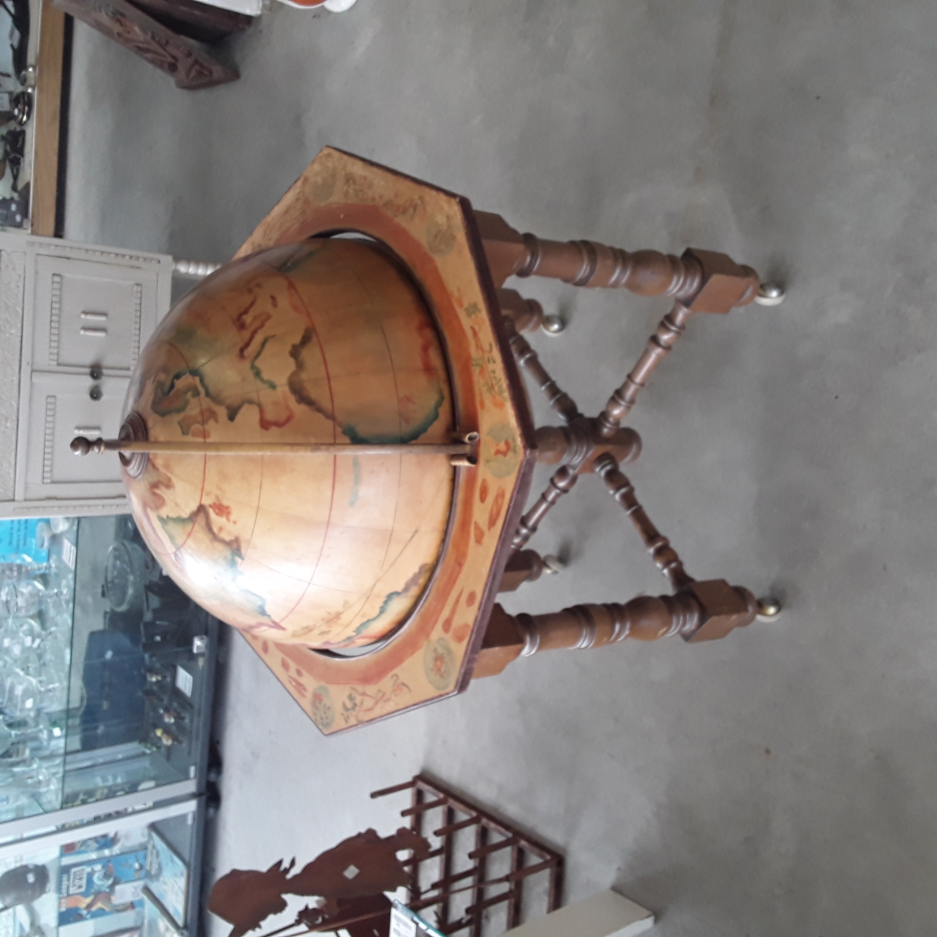 <p>Bar sur roullettes déco bois<br />Map monde<br />130,00 € T.T.C<br /><a href="/Article/124033?type=depose" style="color:white;" target="_blank">Lien vers l'article</a></p>