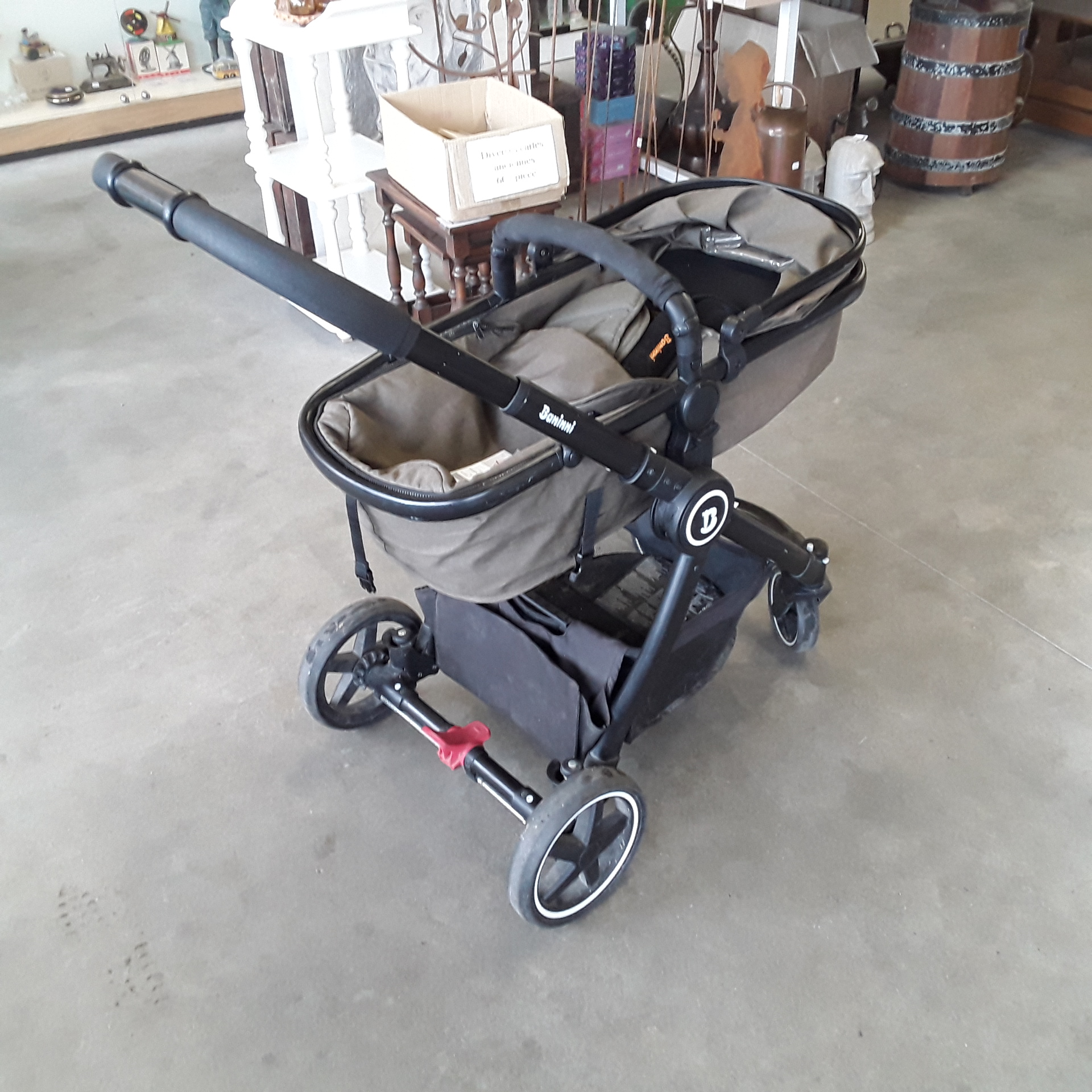 <p>Poussette 2en1 Bambini<br />80,00 € T.T.C<br /><a href="/Article/122916?type=depose" style="color:white;" target="_blank">Lien vers l'article</a></p>