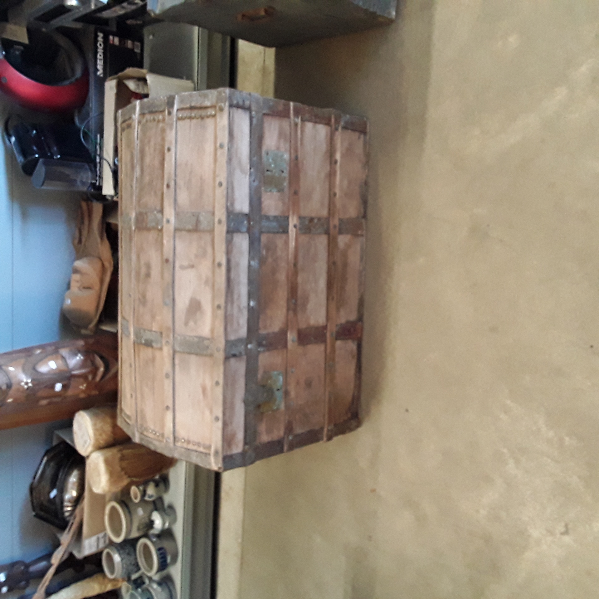 <p>Coffre en bois<br />armature métal<br />40,00 € T.T.C<br /><a href="/Article/123496?type=depose" style="color:white;" target="_blank">Lien vers l'article</a></p>