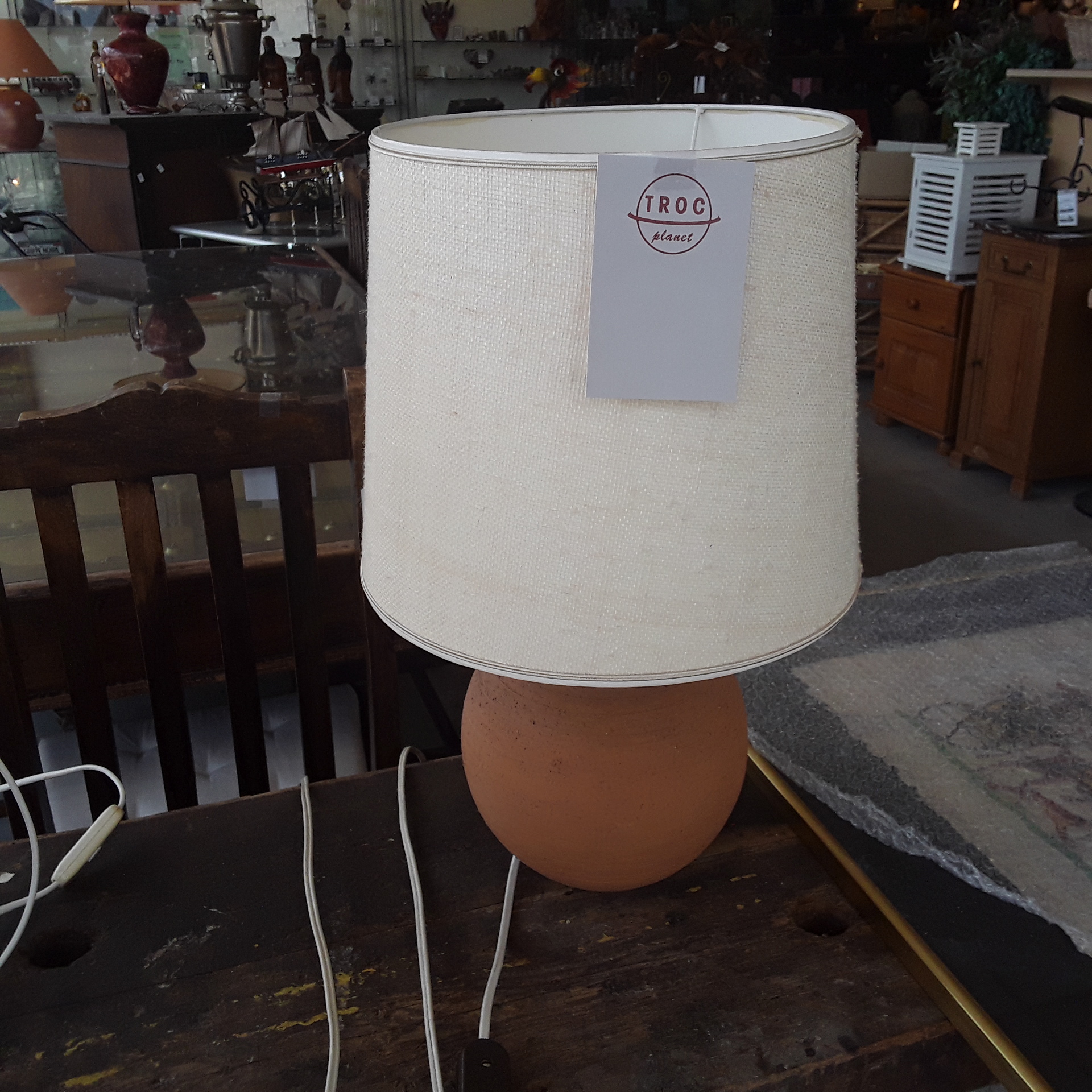 <p>Lampe terre cuite<br />16,00 € T.T.C<br /><a href="/Article/121933?type=depose" style="color:white;" target="_blank">Lien vers l&#39;article</a></p>