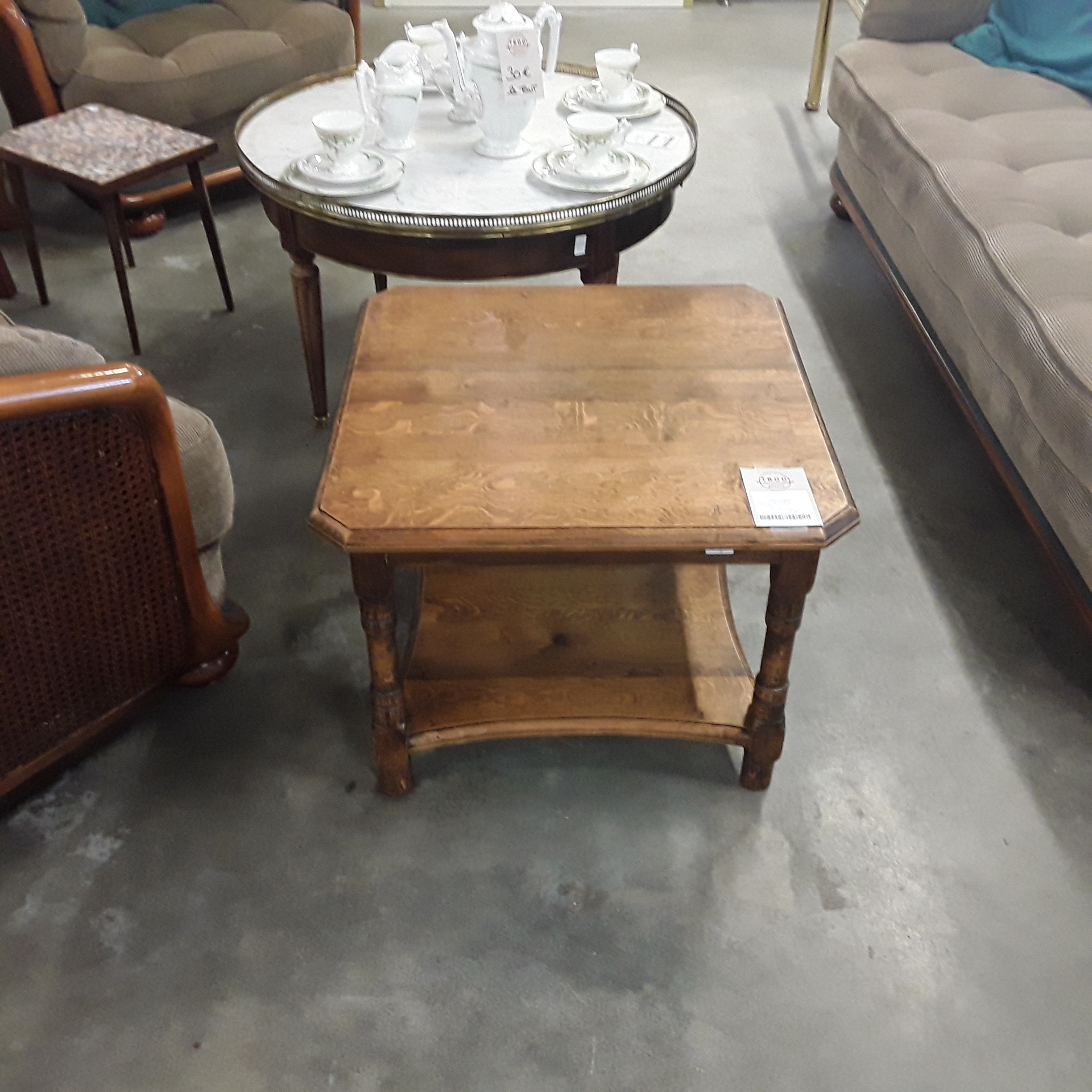 <p>Table de salon basse<br />en chêne<br />45,00 € T.T.C<br /><a href="/Article/123053?type=depose" style="color:white;" target="_blank">Lien vers l'article</a></p>