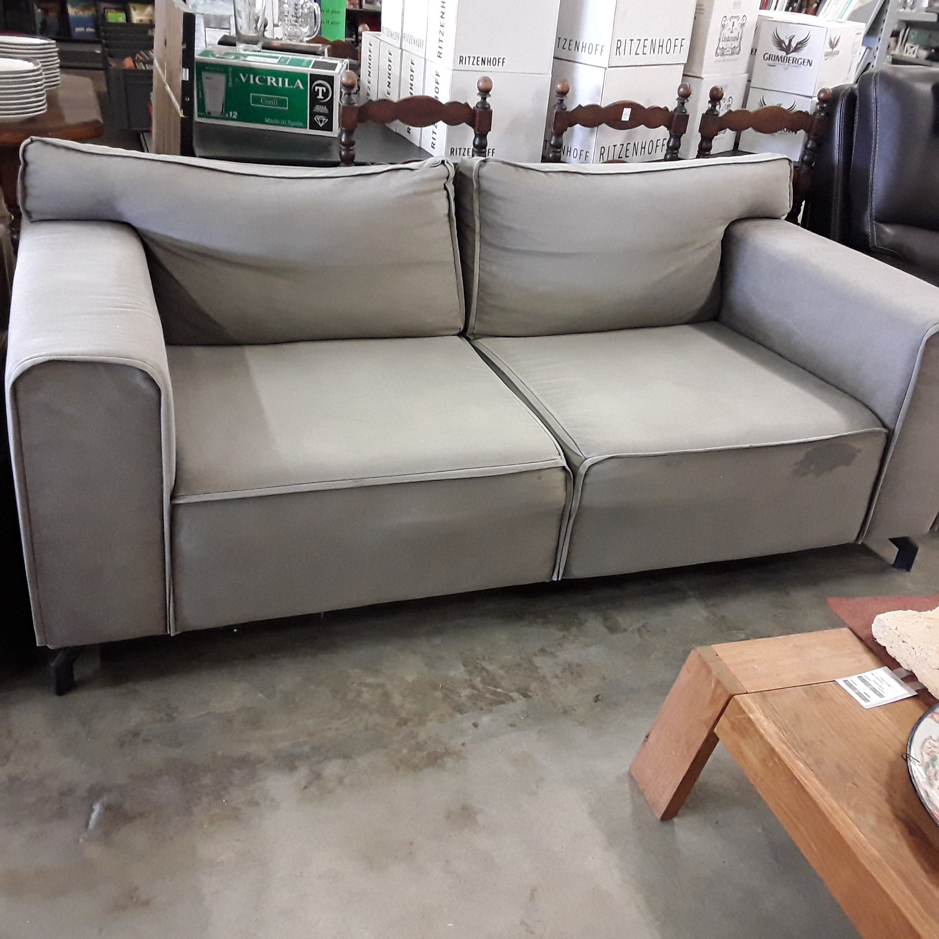 <p>Salon 2 places tissu gris<br />160,00 € T.T.C<br /><a href="/Article/122580?type=depose" style="color:white;" target="_blank">Lien vers l&#39;article</a></p>