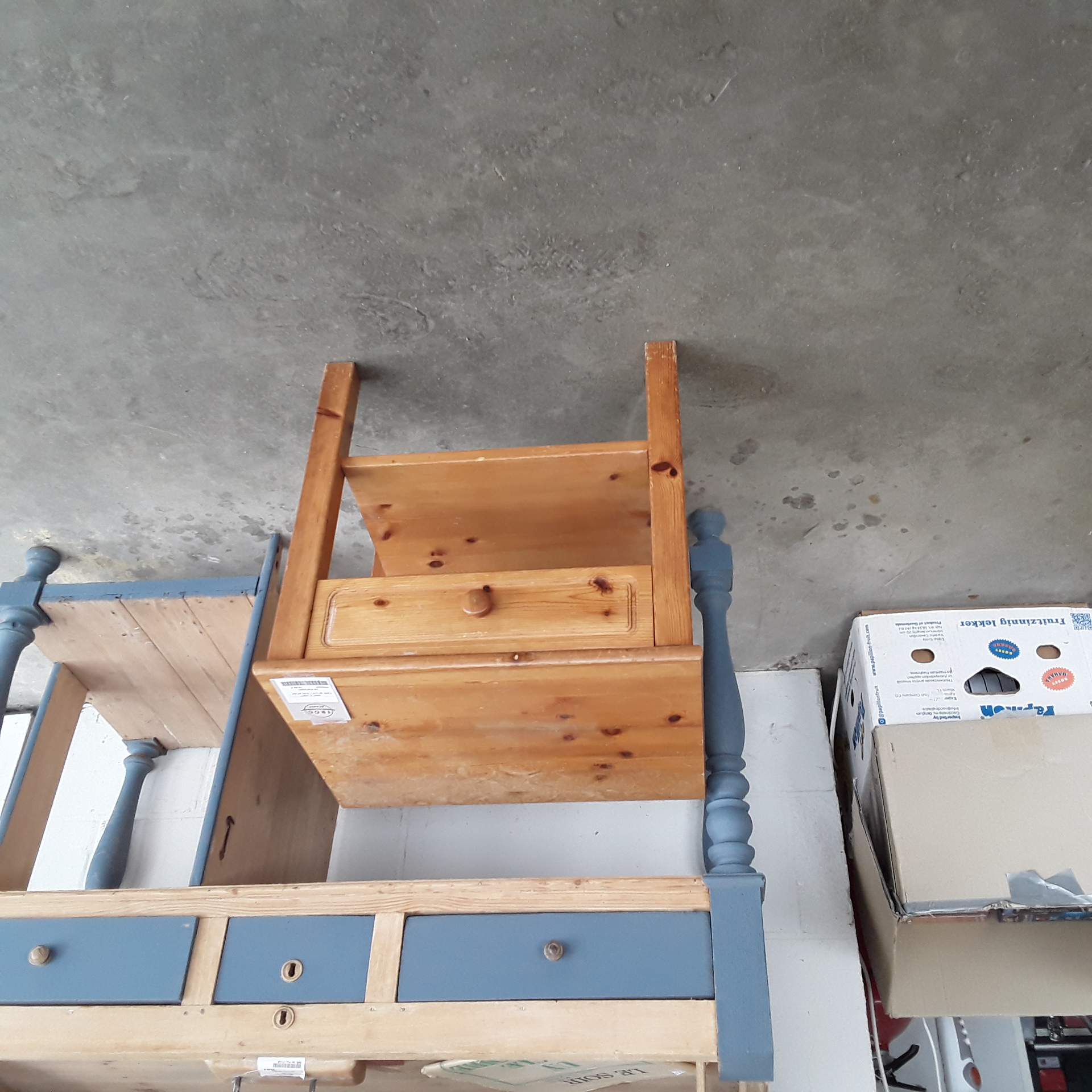 <p>Table de nuit 1 tiroir en pin<br />10,00 € T.T.C<br /><a href="/Article/123221?type=depose" style="color:white;" target="_blank">Lien vers l'article</a></p>