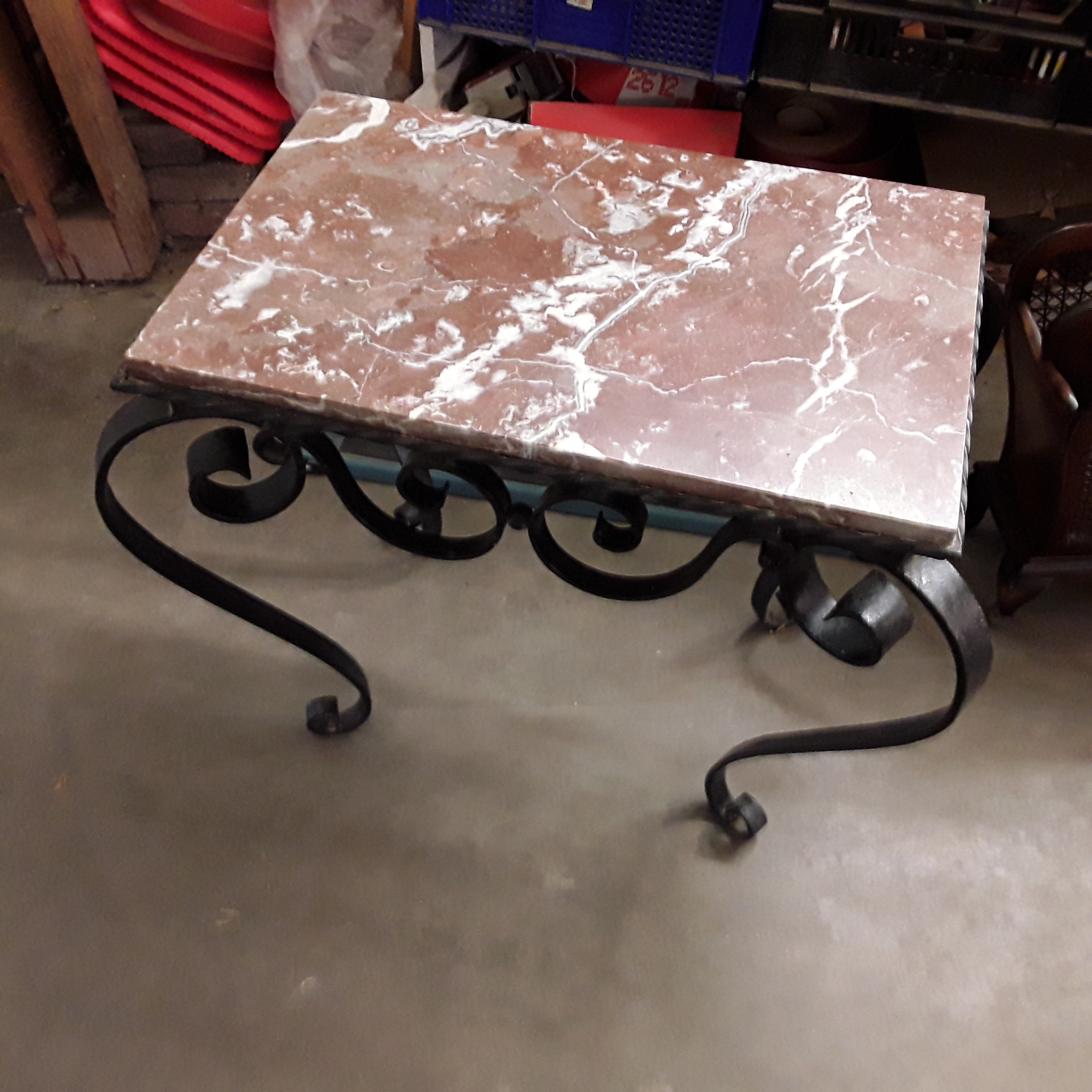 <p>Table basse fer forgé<br />+ marbre<br />40,00 € T.T.C<br /><a href="/Article/122638?type=depose" style="color:white;" target="_blank">Lien vers l&#39;article</a></p>