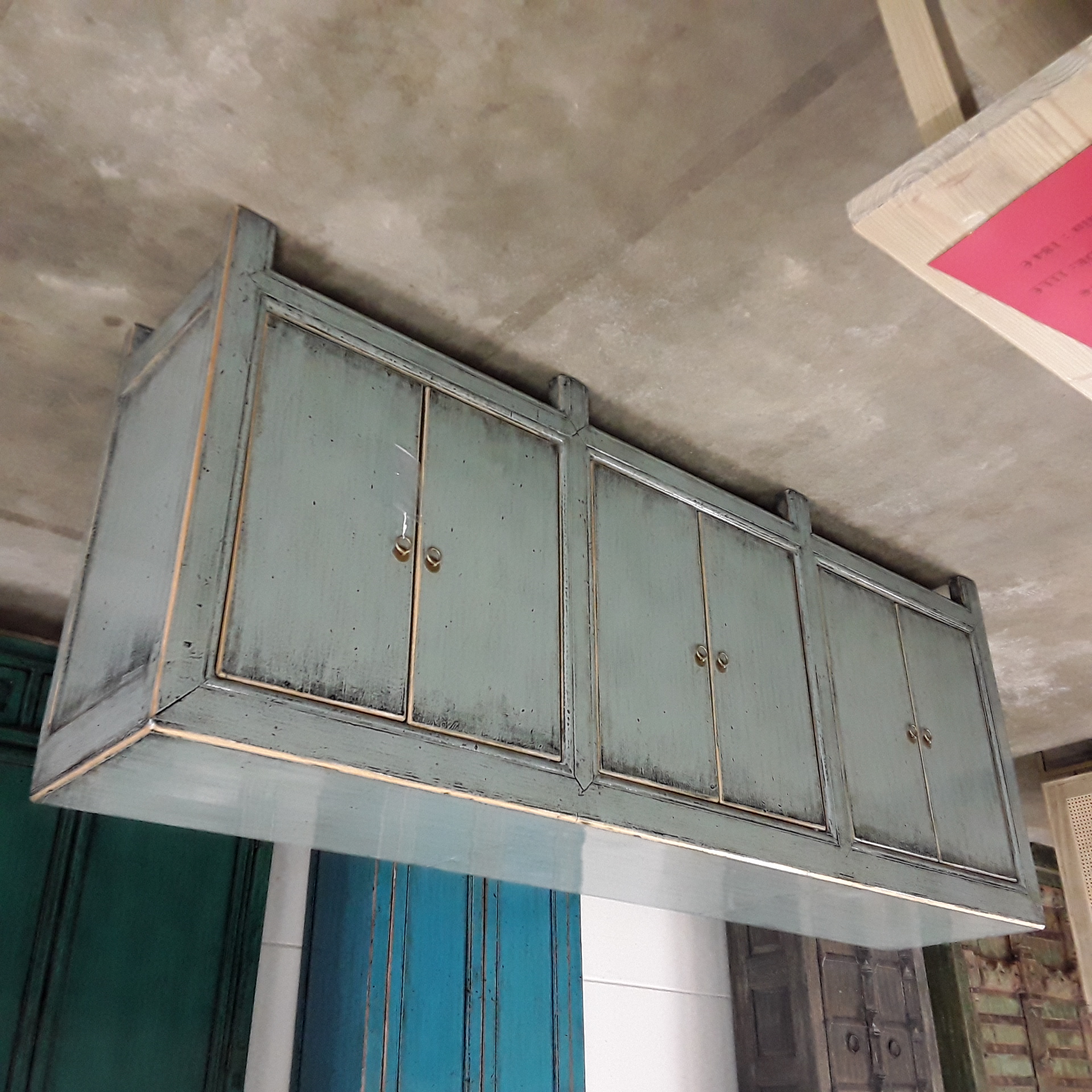 <p>Dressoir laqué 6 portes<br />12636 turquoise clair<br />1 999,00 € T.T.C<br /><a href="/Article/4364?type=neuf" style="color:white;" target="_blank">Lien vers l&#39;article</a></p>