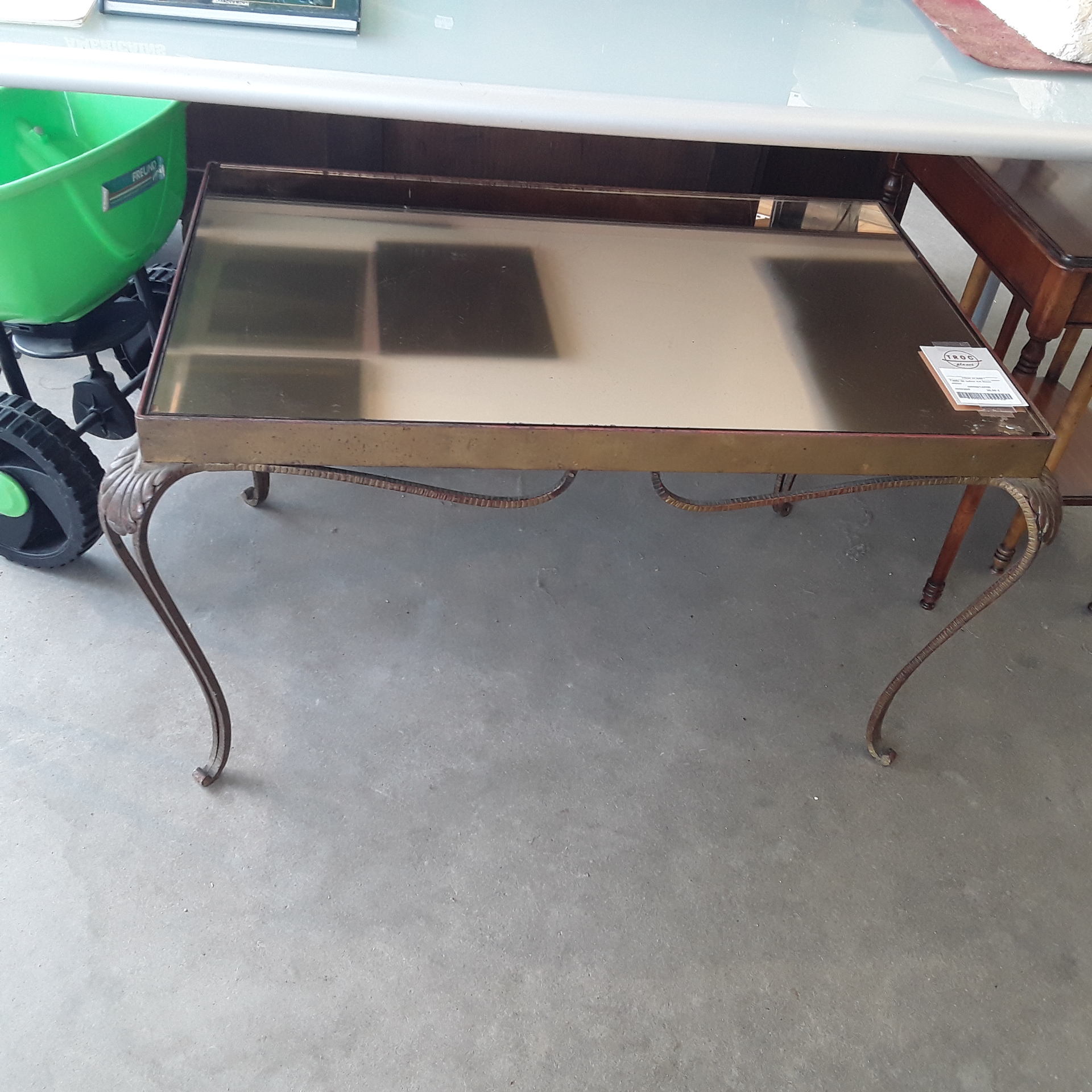 <p>Table de salon Art Déco<br />miroir<br />30,00 € T.T.C<br /><a href="/Article/122108?type=depose" style="color:white;" target="_blank">Lien vers l&#39;article</a></p>