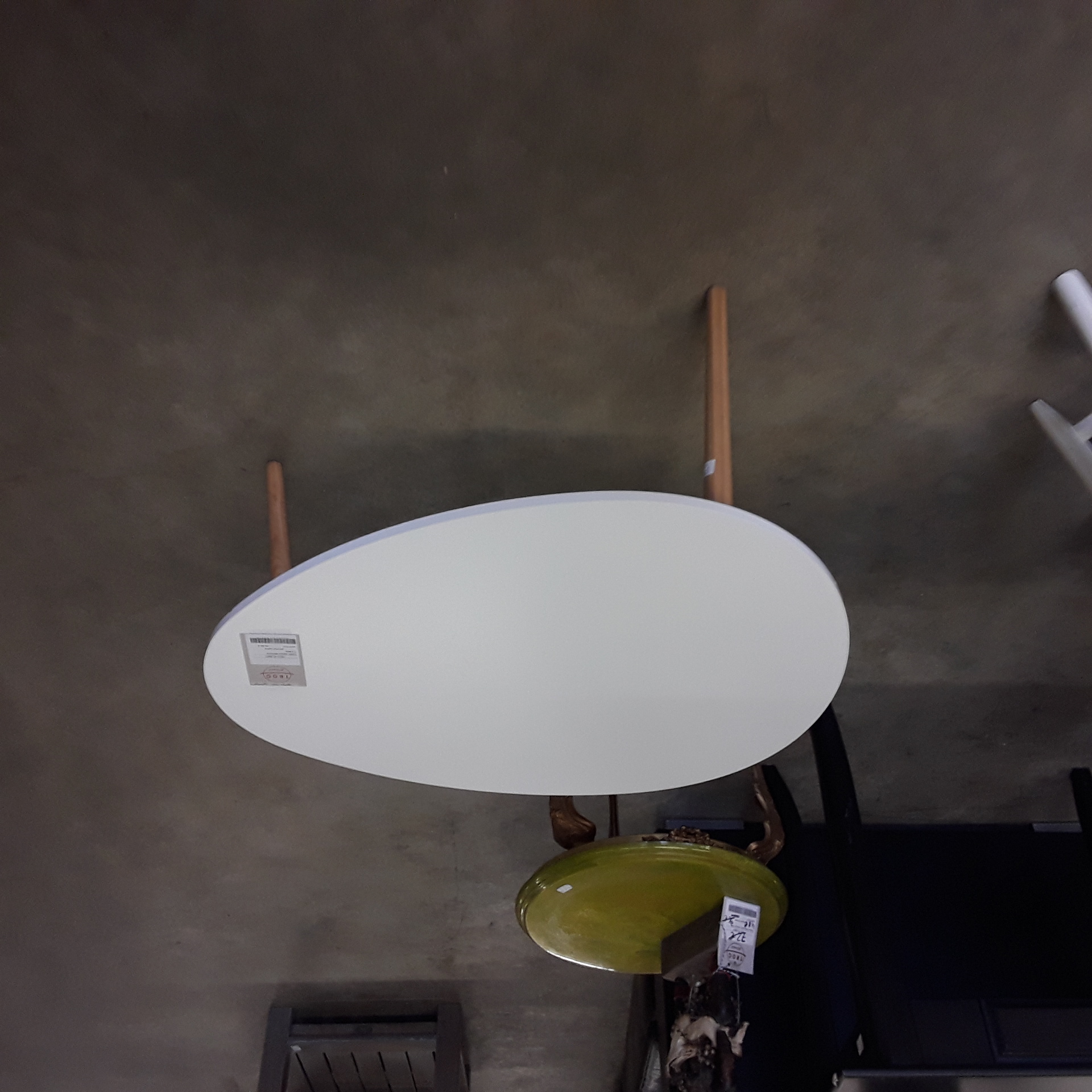 <p>Table basse blanche <br />3 pieds<br />30,00 € T.T.C<br /><a href="/Article/123216?type=depose" style="color:white;" target="_blank">Lien vers l'article</a></p>