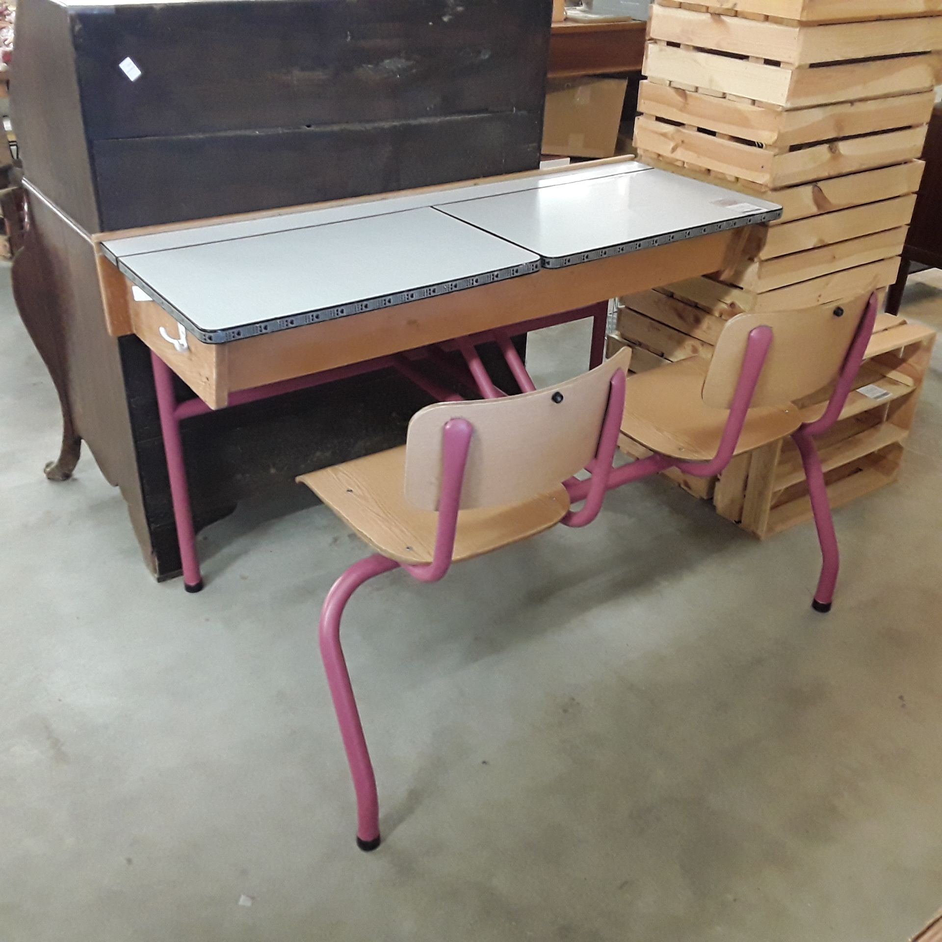 <p>Ban d'écolier 2 places rose<br />80,00 € T.T.C<br /><a href="/Article/122700?type=depose" style="color:white;" target="_blank">Lien vers l&#39;article</a></p>