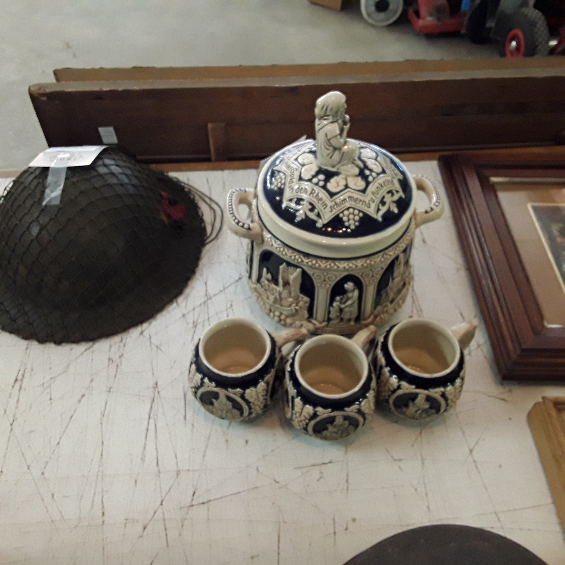 <p>Set  à punch le lot<br />Allemand<br />25,00 € T.T.C<br /><a href="/Article/123116?type=depose" style="color:white;" target="_blank">Lien vers l'article</a></p>