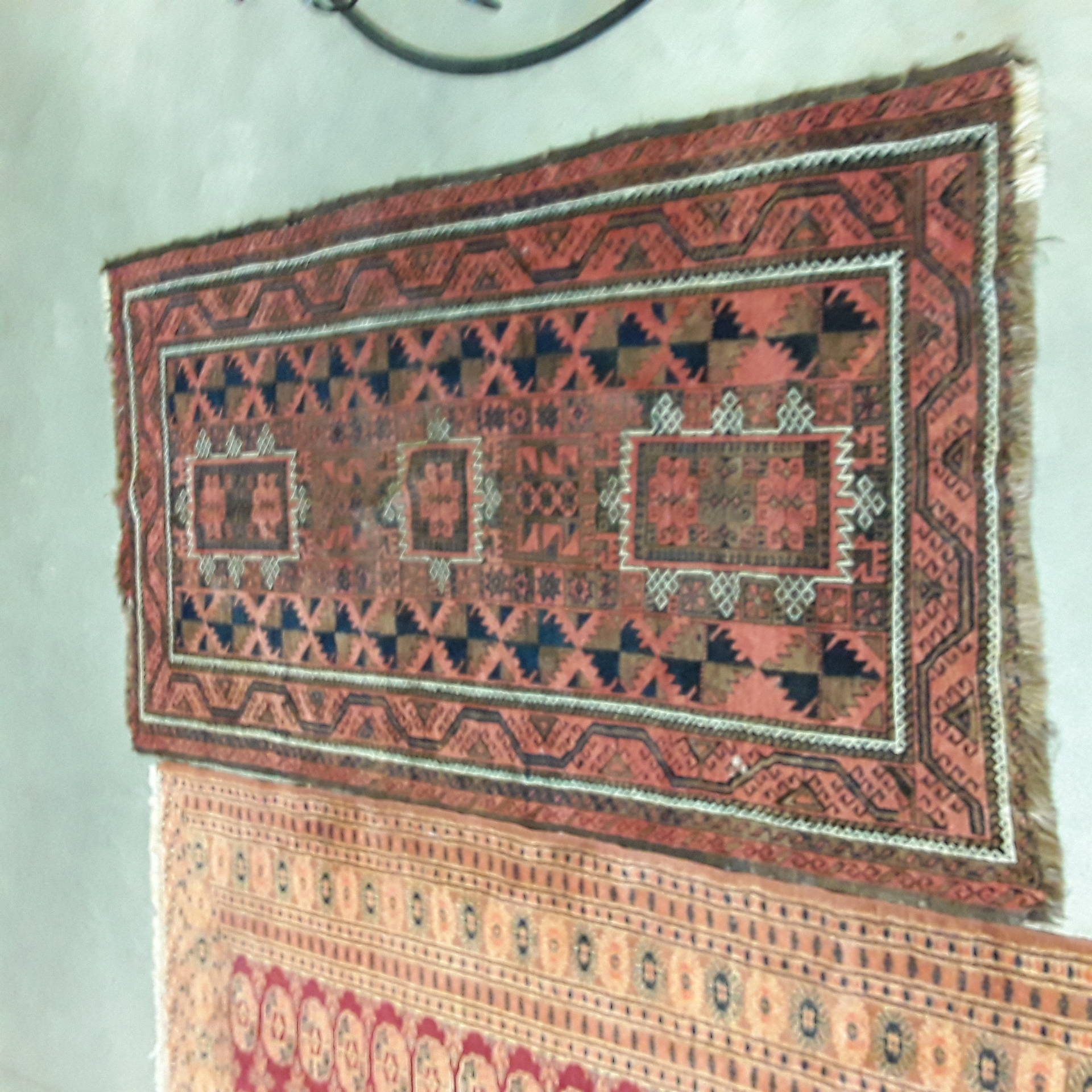 <p>Tapis  100 x 190 cm déco<br />oriental rouge<br />80,00 € T.T.C<br /><a href="/Article/124483?type=depose" style="color:white;" target="_blank">Lien vers l'article</a></p>