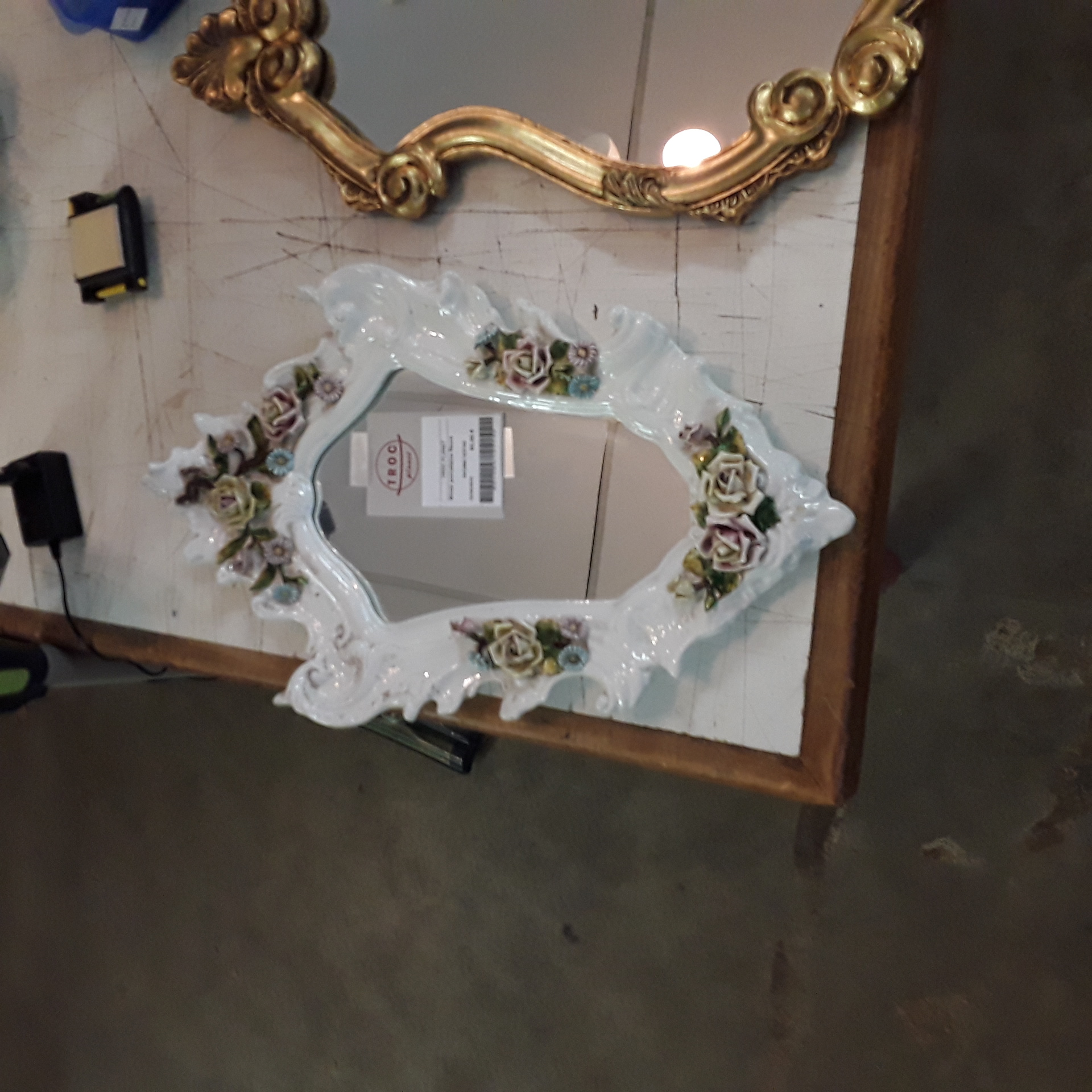<p>Miroir porcelaine fleurs<br />68,00 € T.T.C<br /><a href="/Article/123742?type=depose" style="color:white;" target="_blank">Lien vers l'article</a></p>