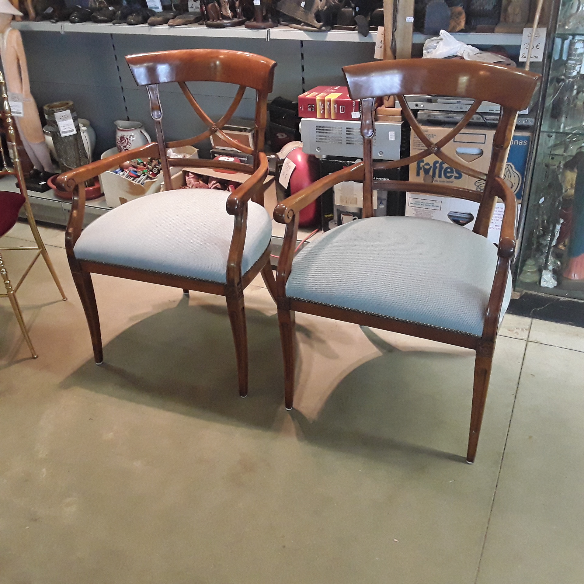 <p>Paire de fauteuils merisier<br />90,00 € T.T.C<br /><a href="/Article/122531?type=depose" style="color:white;" target="_blank">Lien vers l&#39;article</a></p>