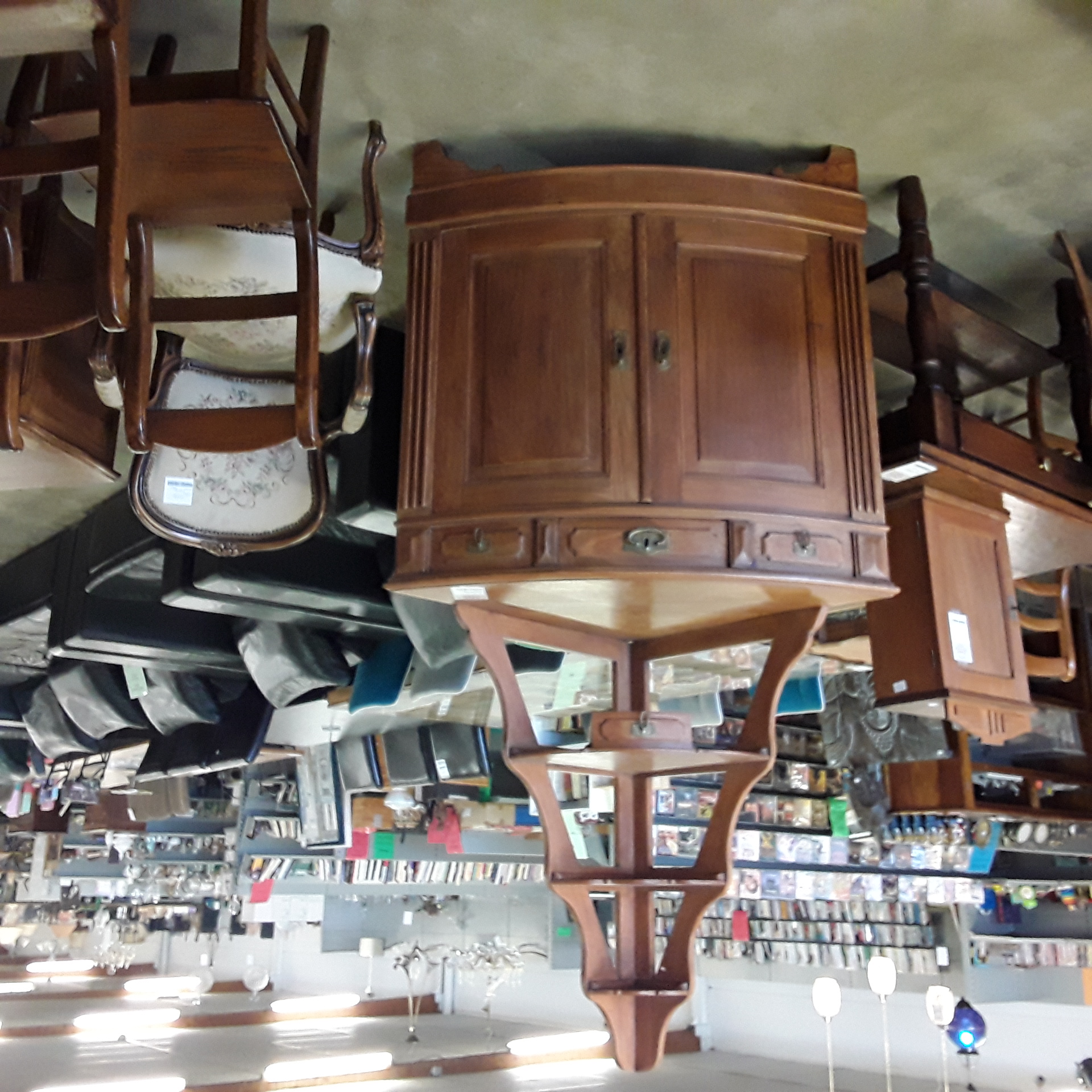 <p>Meuble galbé encoignure <br />+ étagére<br />150,00 € T.T.C<br /><a href="/Article/123039?type=depose" style="color:white;" target="_blank">Lien vers l'article</a></p>