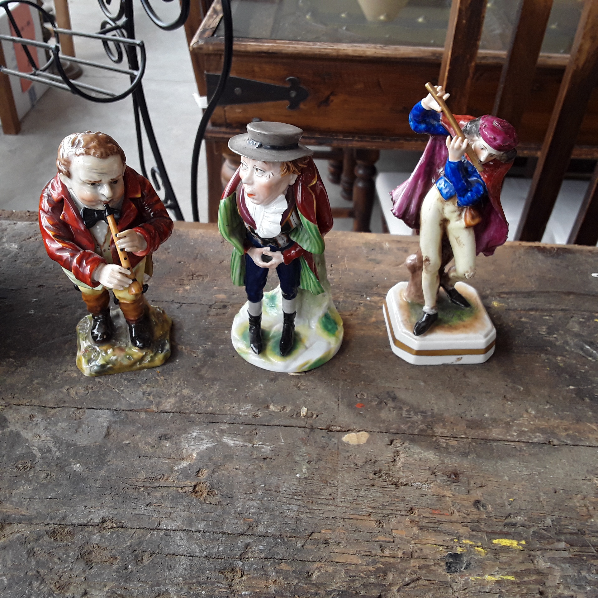 <p>Figurine porcelaine<br />24,00 € T.T.C<br /><a href="/Article/121952?type=depose" style="color:white;" target="_blank">Lien vers l&#39;article</a></p>