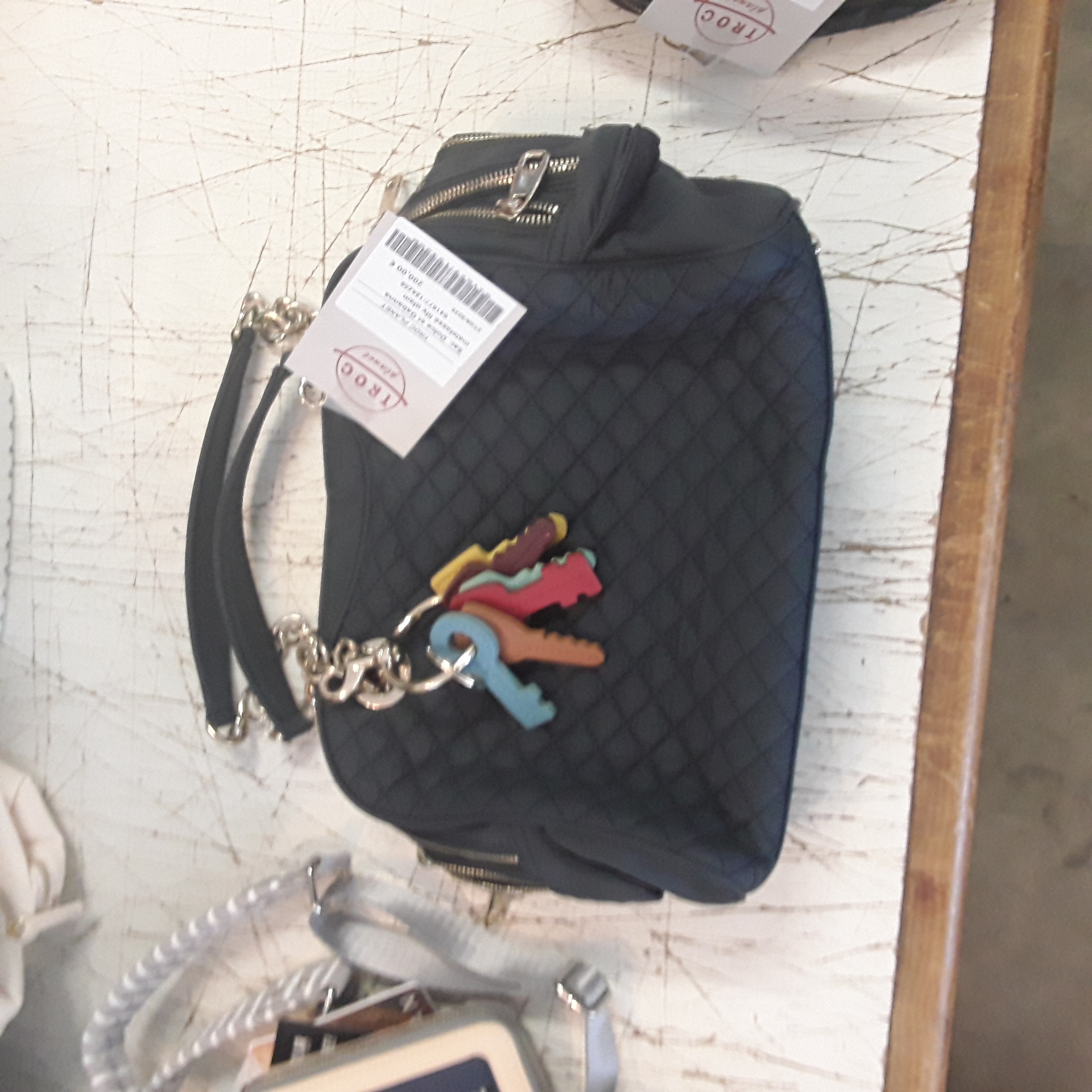 <p>Sac  Dolce et Gabanna<br />matelassé lily glam<br />200,00 € T.T.C<br /><a href="/Article/124256?type=depose" style="color:white;" target="_blank">Lien vers l'article</a></p>