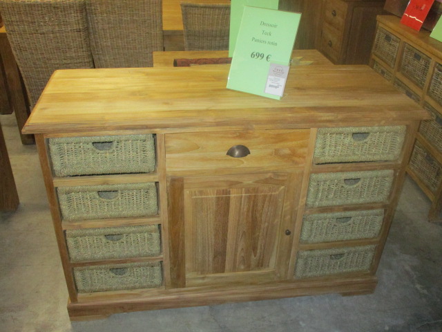 <p>Dressoir Teck+paniers<br />rotin MDR 033.602<br />699,00 € T.T.C<br /><a href="/Article/2569?type=neuf" style="color:white;" target="_blank">Lien vers l&#39;article</a></p>