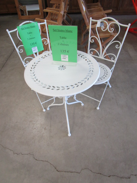 <p>750024 Set bistro blanc<br />Table + 2 chaises<br />135,00 € T.T.C<br /><a href="/Article/3089?type=neuf" style="color:white;" target="_blank">Lien vers l&#39;article</a></p>
