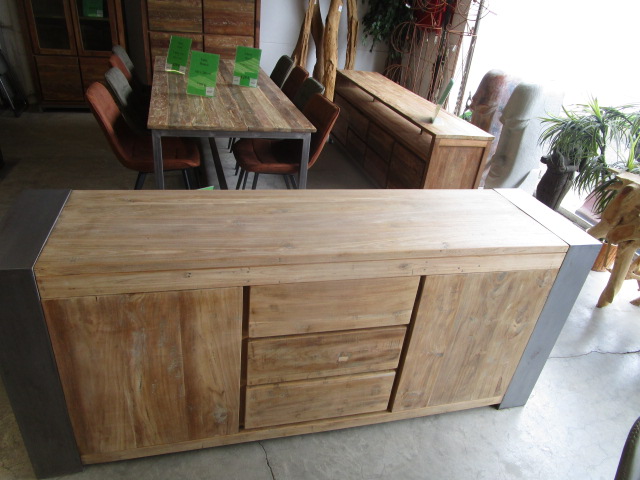 <p>Dressoir Industrial<br />200 Cm 10332<br />1 499,00 € T.T.C<br /><a href="/Article/3752?type=neuf" style="color:white;" target="_blank">Lien vers l&#39;article</a></p>