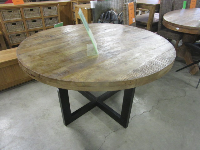 <p>Table ronde diam 130 cm<br />pied métal 10978<br />699,00 € T.T.C<br /><a href="/Article/3513?type=neuf" style="color:white;" target="_blank">Lien vers l&#39;article</a></p>