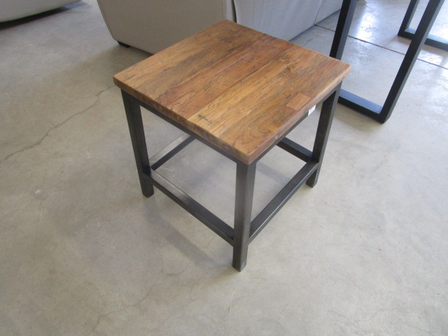 <p>Table appoint Barry<br />40x40 x H 45 Cm 11520<br />79,00 € T.T.C<br /><a href="/Article/3746?type=neuf" style="color:white;" target="_blank">Lien vers l&#39;article</a></p>