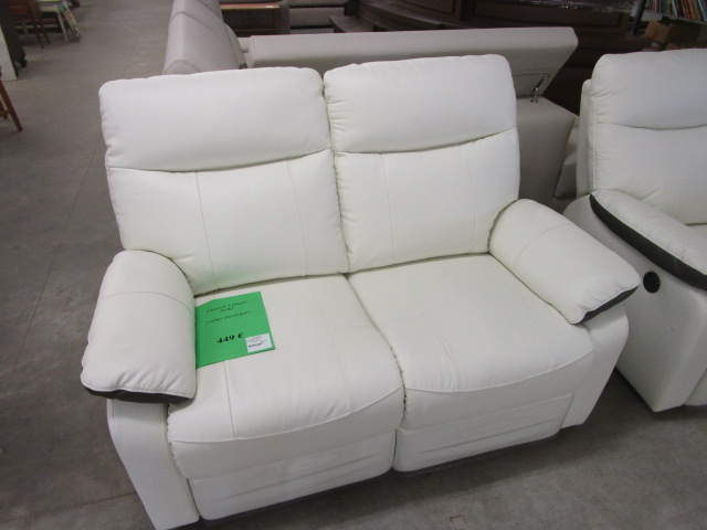 <p>Fauteuil 2 places Suki<br />2 relax électriques<br />449,00 € T.T.C<br /><a href="/Article/3436?type=neuf" style="color:white;" target="_blank">Lien vers l&#39;article</a></p>
