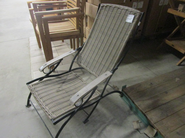 <p>Fauteuil Deckchair fer<br />forgé wicker<br />125,00 € T.T.C<br /><a href="/Article/2900?type=neuf" style="color:white;" target="_blank">Lien vers l&#39;article</a></p>