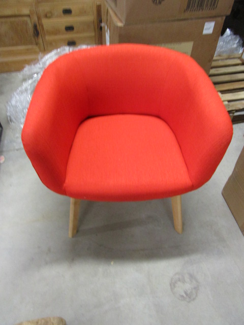 <p>Fauteuil Boss orange<br />171927<br />149,00 € T.T.C<br /><a href="/Article/3138?type=neuf" style="color:white;" target="_blank">Lien vers l&#39;article</a></p>
