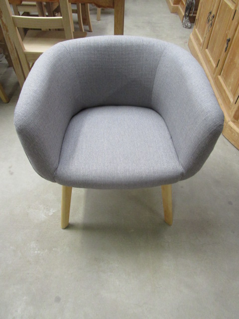 <p>Fauteuil Boss gris<br />171928<br />149,00 € T.T.C<br /><a href="/Article/3139?type=neuf" style="color:white;" target="_blank">Lien vers l&#39;article</a></p>