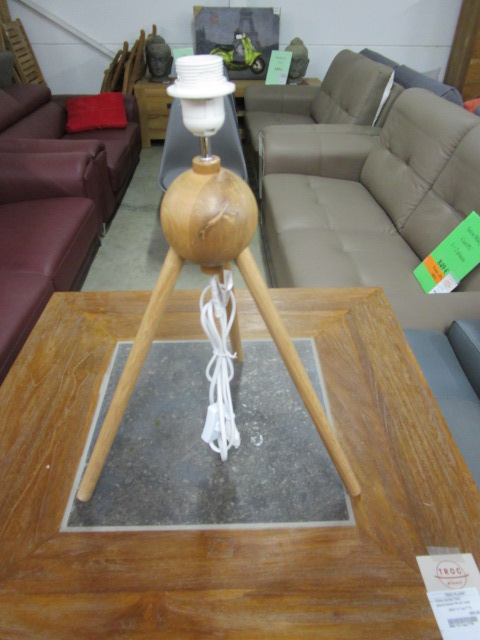 <p>Lampe de table Eva grise<br />172144<br />49,00 € T.T.C<br /><a href="/Article/3129?type=neuf" style="color:white;" target="_blank">Lien vers l&#39;article</a></p>