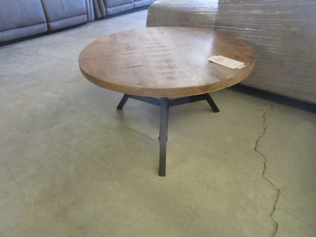 <p>Table de salon Discus<br />1641   70 x 70 x H 40 Cm<br />199,00 € T.T.C<br /><a href="/Article/3555?type=neuf" style="color:white;" target="_blank">Lien vers l&#39;article</a></p>