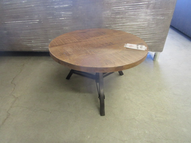 <p>Table de salon Discus<br />1642  60 x 60 x H 35 Cm<br />159,00 € T.T.C<br /><a href="/Article/3556?type=neuf" style="color:white;" target="_blank">Lien vers l&#39;article</a></p>