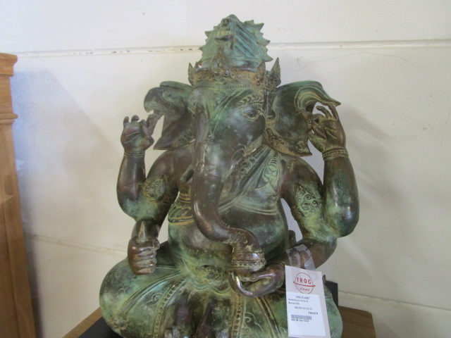 <p>Ganesha sur socle XL<br />Bronze C33<br />799,00 € T.T.C<br /><a href="/Article/3652?type=neuf" style="color:white;" target="_blank">Lien vers l&#39;article</a></p>