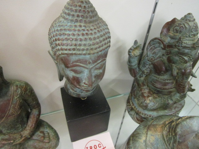 <p>Tete Bouddha bronze<br />sur socle C22<br />35,00 € T.T.C<br /><a href="/Article/3628?type=neuf" style="color:white;" target="_blank">Lien vers l&#39;article</a></p>